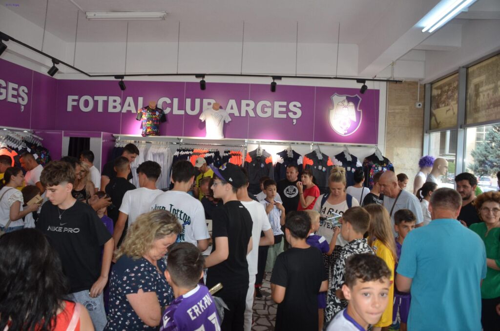 Fotbaliștii de la FC Argeș au socializat cu suporterii