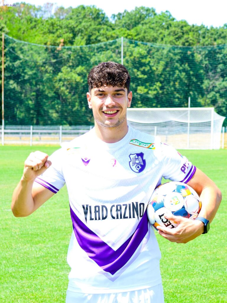 Jakov Blagaić face parte din Familia Vulturilor